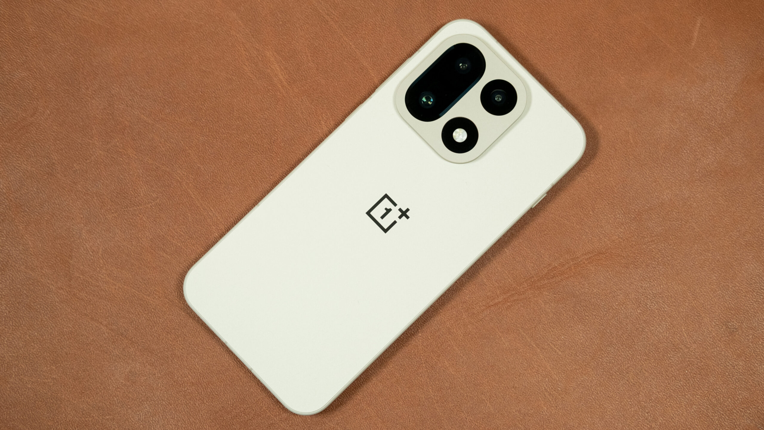 OnePlus 15 Review smartphone design and performance